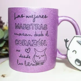 Taza purpurina "Las mejores maestras enseñan desde el corazón"