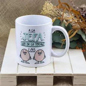 Taza "A la jefa no se le tocan los huevos"